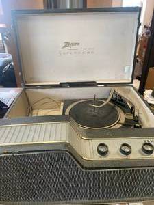 lot 18 image: Vintage Zenith 5 Speaker Record Player KPS-80C