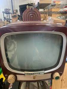 lot 21 image: Zenith Gladstone 1950s Bakelite Television
