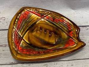 lot 39 image: Calif E31 USA 1960s Pottery Ashtray