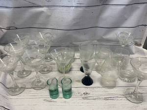 lot 81 image: Vintage Lot of Glassware