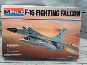 lot 98 image: Monogram F-16 Fighting Falcon Model Plane