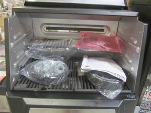 lot 318 image: Masterbuilt Gravity Series 560 Digital Charcoal Grill Plus Smoker in Black MB20040220