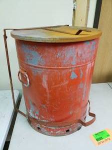 lot 619 image: Metal Shop Waste Can with Flip Lid