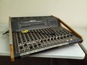 lot 711 image: Peavey XR-1200 Stereo Powered Mixing Console 2-Channel