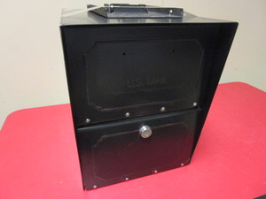 lot 426 image: ARCHITECTURAL MAILBOXES MAILBOX, LOCKABLE, WITH KEY
