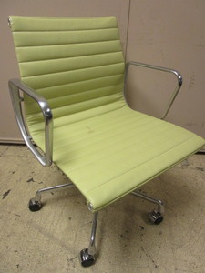 lot 445 image: EAMES MANAGEMENT OFFICE CHAIR