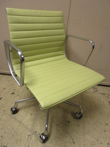 lot 446 image: EAMES MANAGEMENT OFFICE CHAIR