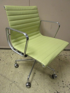 lot 447 image: EAMES MANAGEMENT OFFICE CHAIR