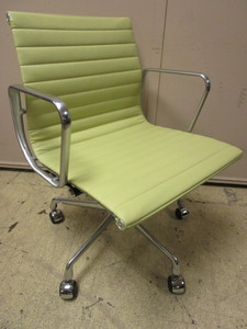lot 449 image: EAMES MANAGEMENT OFFICE CHAIR