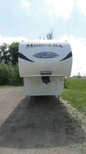 lot 1 image: 2010 Keystone 5th Wheel Camper