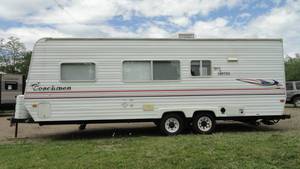 lot 3 image: 2005 Coachmen Travel Trailer