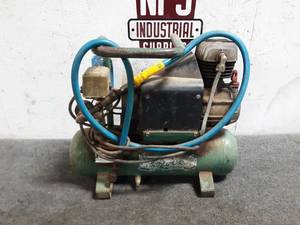 lot 279 image: Small Jobsite Air Compressor