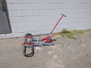 lot 250 image: Pro-Lift Riding Lawnmower Lift