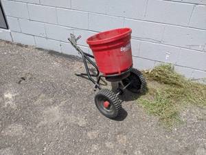 lot 270 image: SeedFertilizer Spreader - Pull Behind