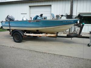 lot 1 image: 1983 Crestliner Fishing Boat & Trailer Package