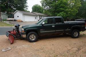 lot 2 image: 2002 Chevrolet 2500HD Duramax Diesel 4 x 4 Plow Truck