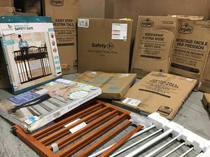 lot 39 image: PALLET WITH MUCH TALLER SAFETY GATES AND DIFFERENT COLORS SEE PICS