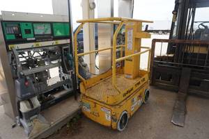 lot 10 image: Upright Brand Model TM12 Electric Lift
