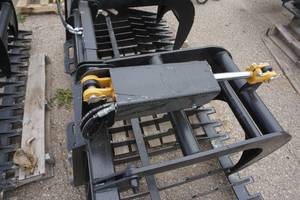 lot 4 image: Brand New Universal Mount Bobcat Skid Loader Skid Steer 72 Skeleton Grapple Bucket