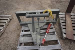 lot 24 image: Brand New Universal Mount Bobcat Skid Loader Skid Steer Hydraulic PostTree Pulling Attachment