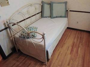 lot 25 image: Day Bed