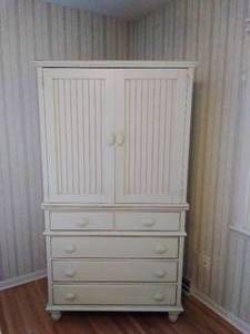lot 29 image: Armoire Made by Southern Furniture