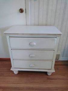 lot 31 image: Night Stand made by Southern Furniture