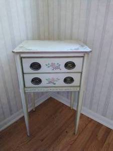 lot 33 image: End Table