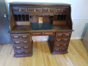 lot 37 image: Roll Top Desk with Keys
