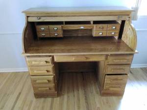 lot 42 image: Oak Roll Top Desk with Keys