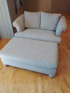 lot 53 image: Twin Sleeper Chair & Ottoman