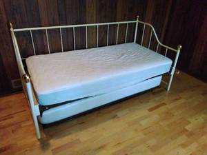 lot 58 image: Day Bed with Trundle