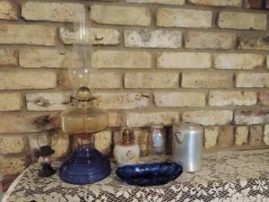 lot 75 image: Misc Old Decor