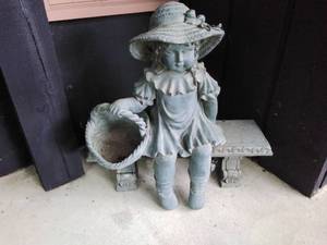 lot 104 image: Outdoor decor