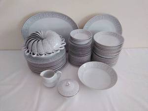lot 13 image: 89 Piece Mikasa China Set