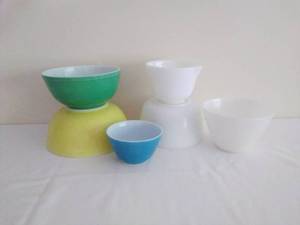 lot 16 image: Collection of VINTAGE Pyrex Bowls