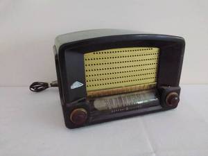 lot 23 image: VINTAGE General Electric Radio