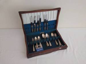 lot 159 image: 34 Pieces of W. M. Rogers & Son Silverware
