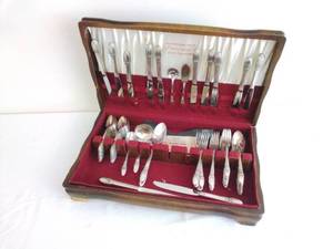 lot 160 image: 83 Pieces of Rogers Brothers First Love Silverware