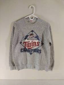 lot 163 image: VINTAGE Minnesota Twins 1987 World Series Sweatshirt (Size 42-44)