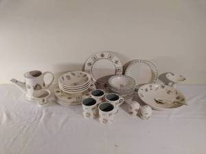 lot 171 image: 31 Pieces of Pfaltzgraff Naturewood China