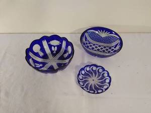lot 176 image: 3 Pieces of VINTAGE Blue Cut to Clear Glassware