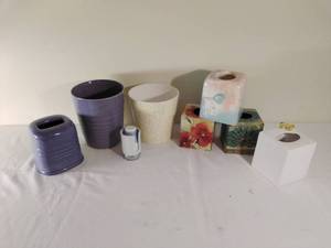 lot 182 image: Lot of Bathroom Dcor