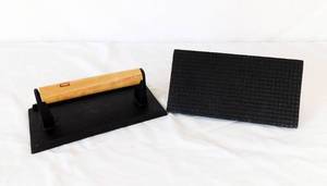 lot 65 image: Set of 2 Vintage Cast Iron Grill Weight Presses