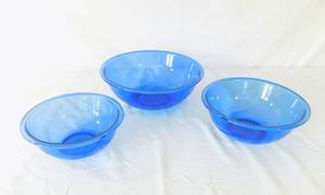 lot 71 image: Lot of 3 Vintage Blue Pyrex Bowls