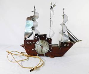 lot 8 image: Vintage The Sessions Clock Company Wood Ship Clock