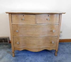 lot 44 image: Vintage 4 Drawer Dresser