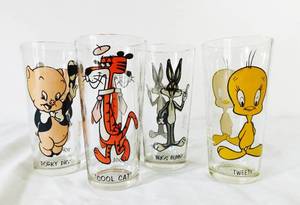 lot 41 image: Set of 4 Vintage 1973 Warner Brothers Pepsi Glasses