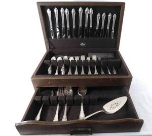 lot 73 image: Vintage  Roger Brothers 1847 Remembrance Flatware and Hostess Set