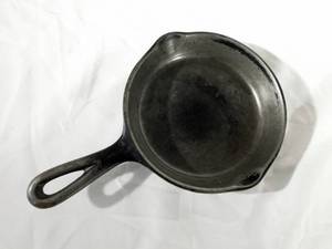 lot 62 image: Vintage Wagner Ware Sidney O Cast Iron Skillet 1053V